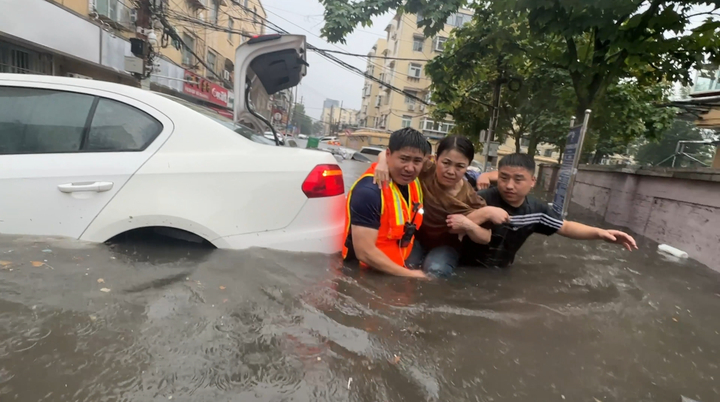 逆流而上 消防人员往返3次营救7名被困人员