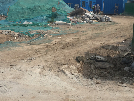 【啄木鸟在行动】水屯路与水屯北路交汇处东北角存在扬尘隐患