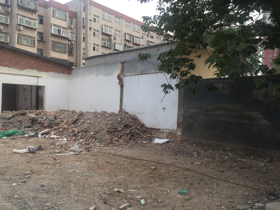 【啄木鸟在行动】解放东路茂陵山路交汇处有建筑垃圾覆盖不全