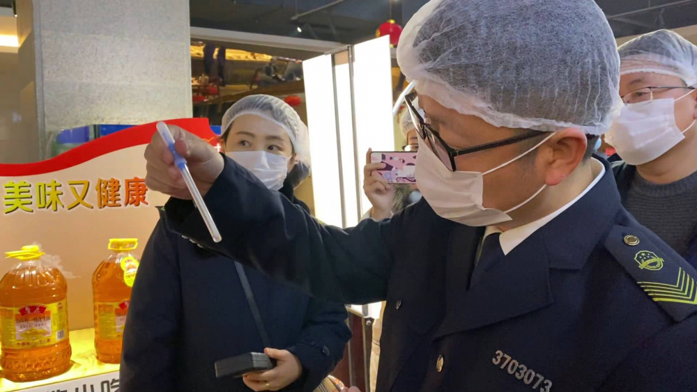 济南抽查部分餐饮单位 舜和酒店厨师手部清洁不达标、聚福林厨师未戴口罩