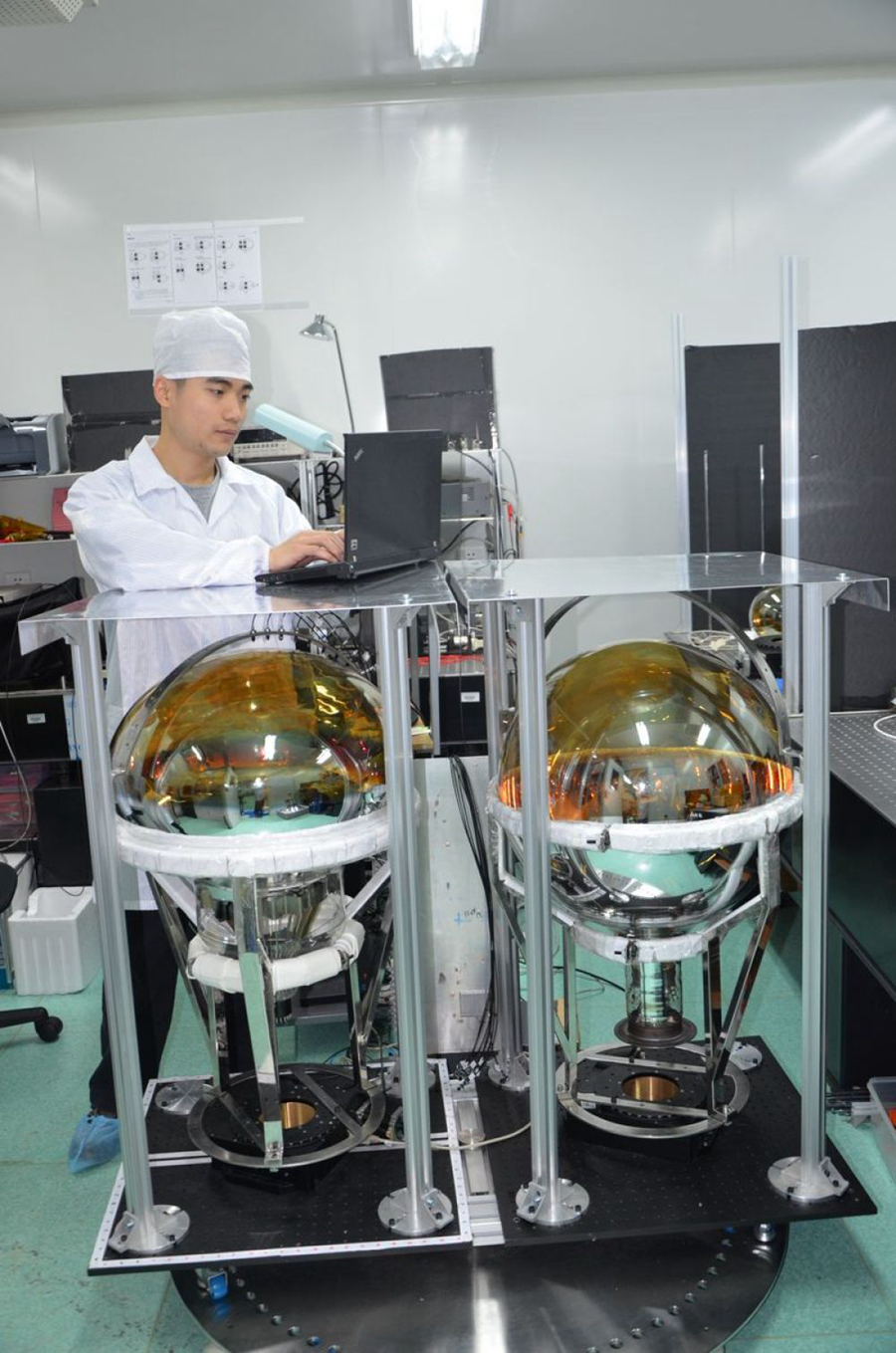 中国建造超大玻璃球求解“幽灵粒子”之谜