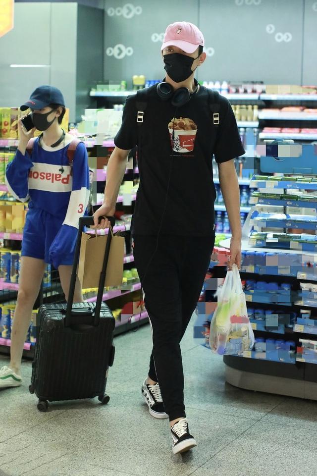 陈小|分手实锤？于小彤被问陈小纭表情尴尬，女方动作不断似有预兆