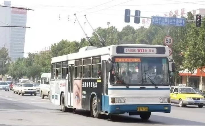 走，记者带你去看——济南公交的色彩变“幻”