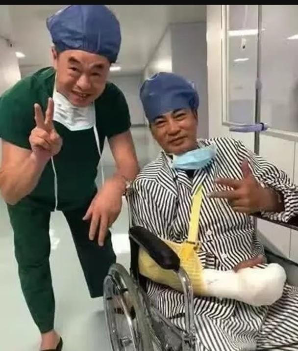 手伤全好了？任达华和老婆合体跳舞，手部动作灵活