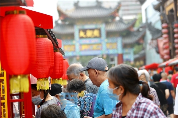 济南大观园早市开市迎宾