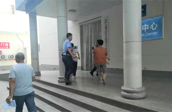 【温暖泉城】4公里5分钟 警车变身紧急“救护车”送高烧男孩