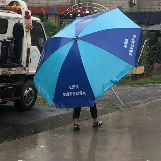 杭州萧山这位阿姨您要火了！网友：人类的伞已经撑不住您了吗？