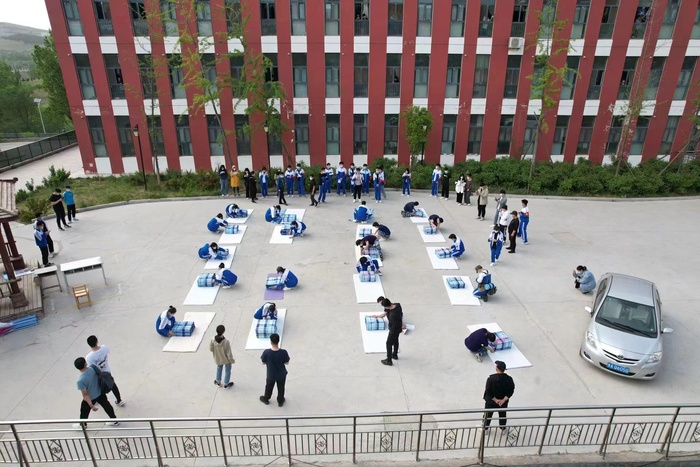 济南市技师学院举行“文明宿舍 精彩生活”叠被子比赛