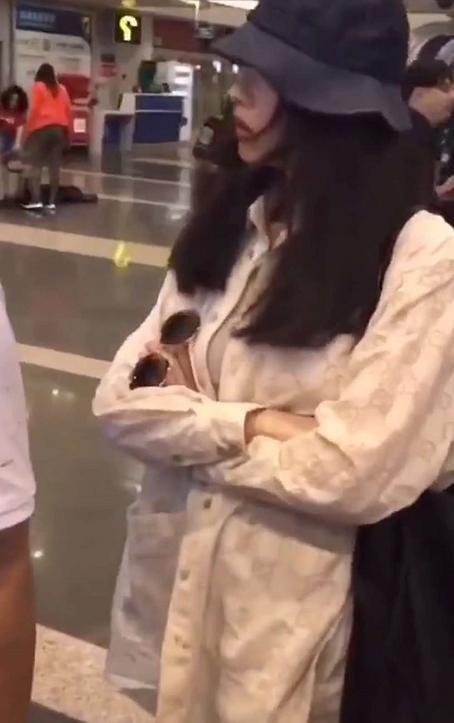 章子怡发文斥代拍|热搜第一!章子怡发文斥代拍说了什么?林更新评论区八个字尽显暴脾气