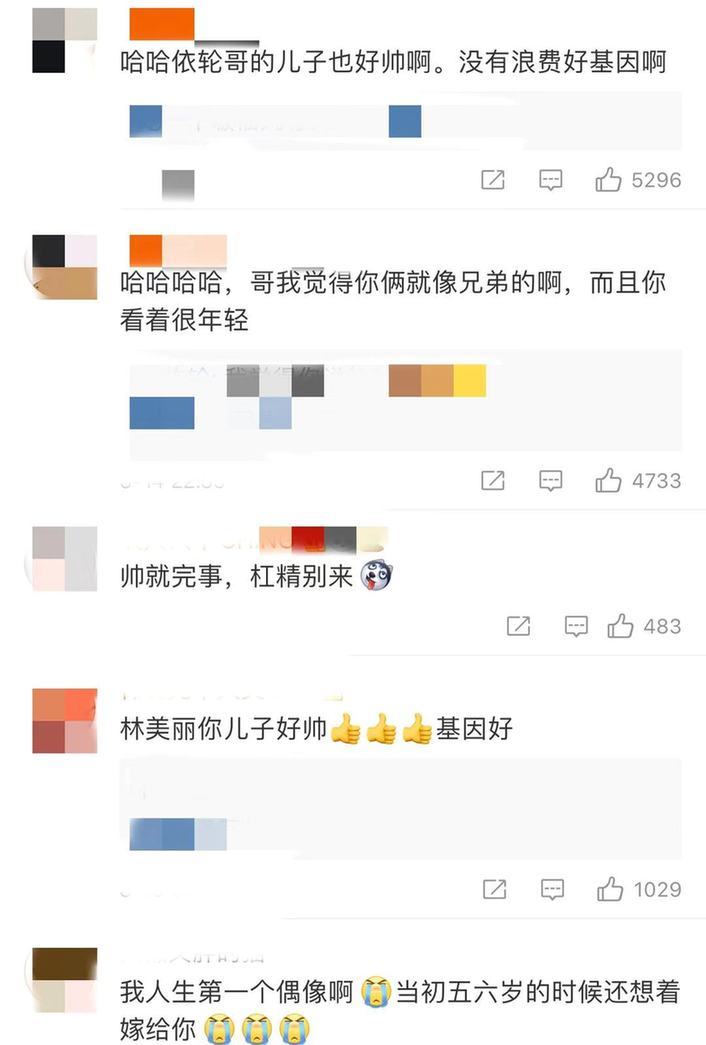 像极了兄弟 晒与俩儿子合影同框似兄弟