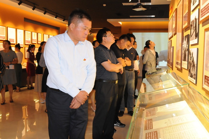 济南市残联组织观看“不忘初心、牢记使命”主题教育档案文献展