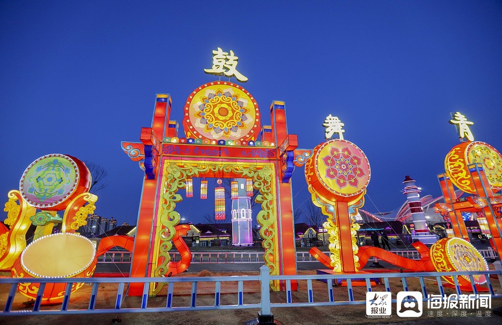 青岛：迎春花灯美轮美奂 市民观赏其乐陶陶