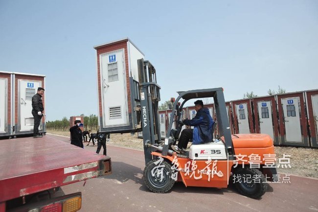 细节周到！潍坊风筝节现场 近百个移动厕所已安装到位