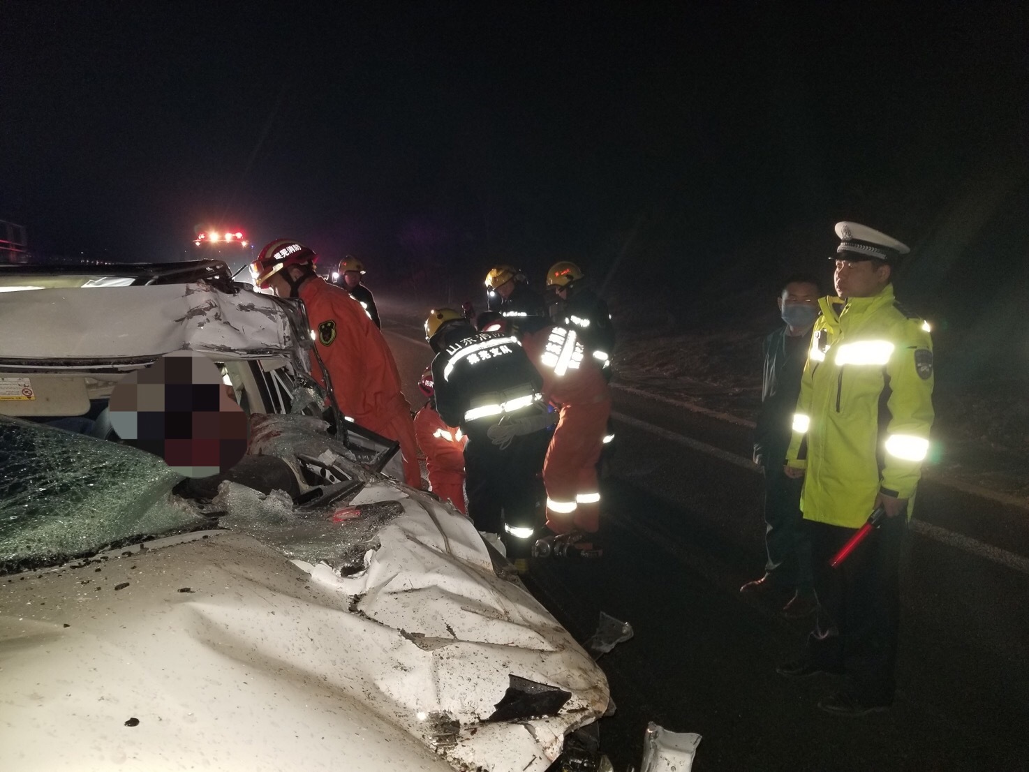 跑高速边开车边玩手机游戏，80后男子追尾大货车丧命