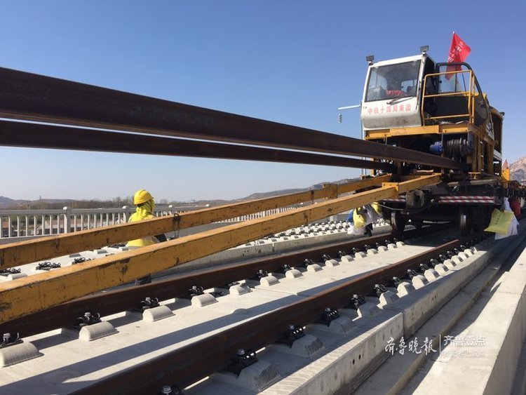 鲁南高铁铺轨进入日照，钢铁巨龙连两地