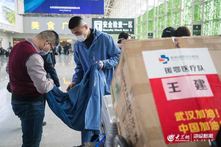 山东第十二批援助湖北医疗队在机场歌唱《我和我的祖国》为自己加油