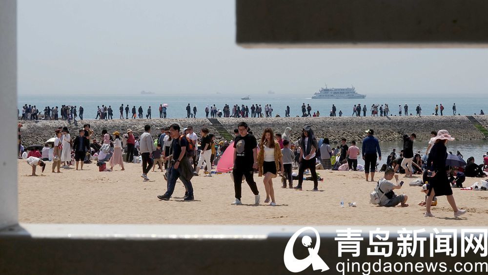 人海堪比大海！青岛海岸开启下饺子模式