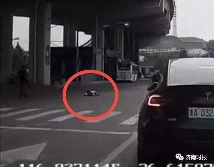 济南众人协力抬车救人，目击者：救人场面很震撼，很感动