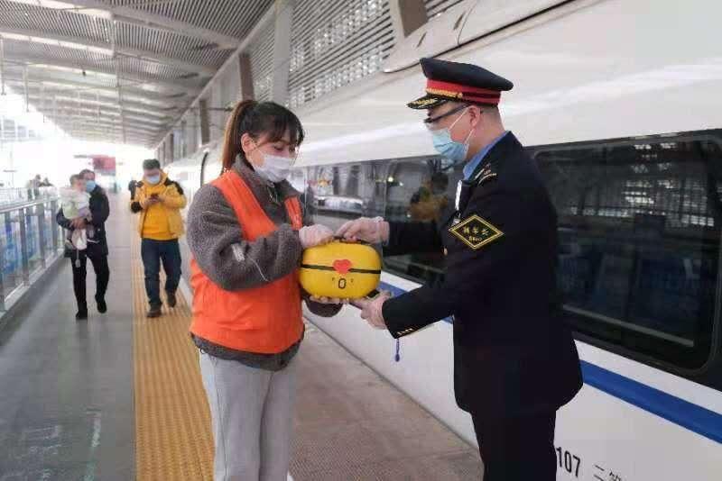 跨越440公里 铁路青年志愿者为留守儿童传递“爱心饭盒”