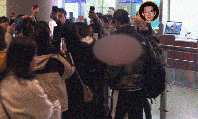 李现遭迷妹围堵场面混乱，仓皇爬上电瓶车“逃之夭夭”