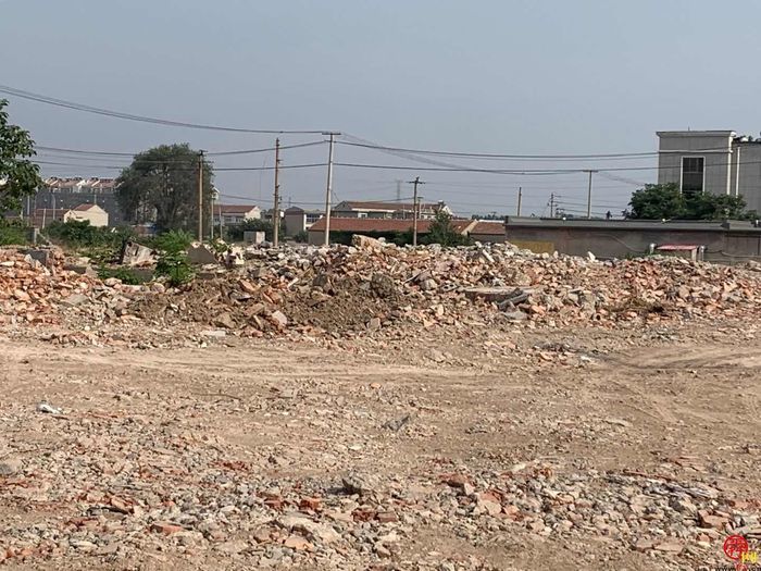 【啄木鸟在行动】章丘区隅头公交站附近渣土和建筑垃圾裸露