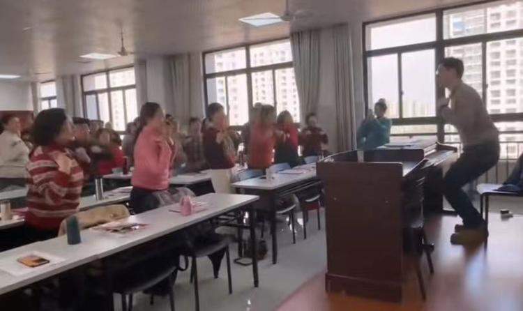 老年大学里的90后声乐老师：希望通过自己的声乐课，给老人们带来更多快乐