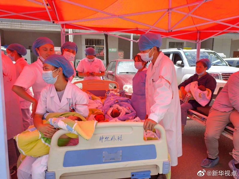 感动！地震来袭，赫章医护人员逆行守护新生儿