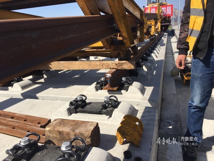 鲁南高铁铺轨进入日照，钢铁巨龙连两地