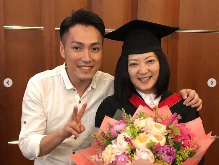 胡杏儿挺七月孕肚现身经纪人毕业礼 老公陪伴左右超紧张
