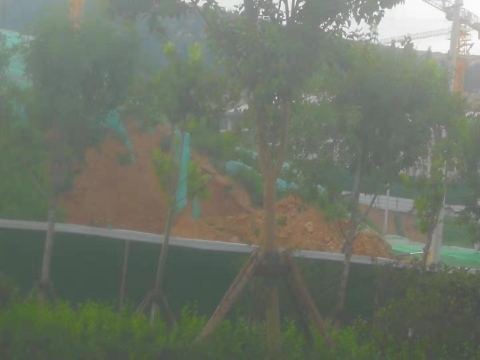 【啄木鸟在行动】历城区凤凰路附近一工地渣土堆积