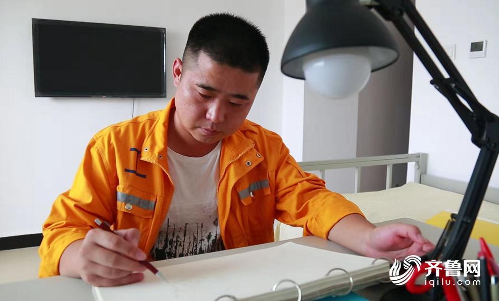 高铁画师辛培龙用画笔记录鲁南高铁笑与泪 期待复兴号奔驰在沂蒙大地上