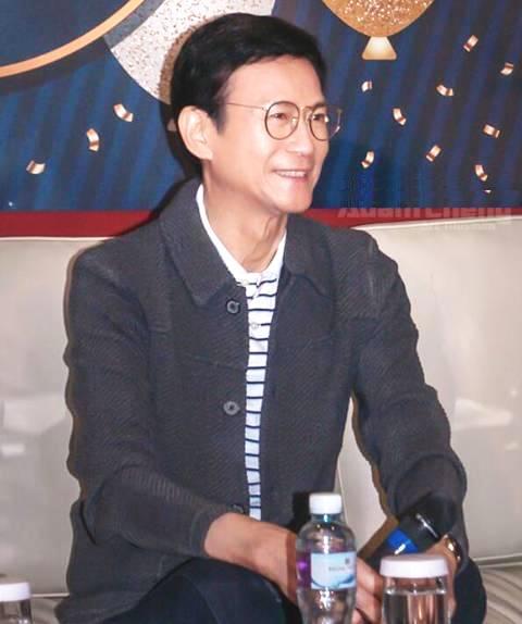 72岁郑少秋近照曝光，风度翩翩容颜不老