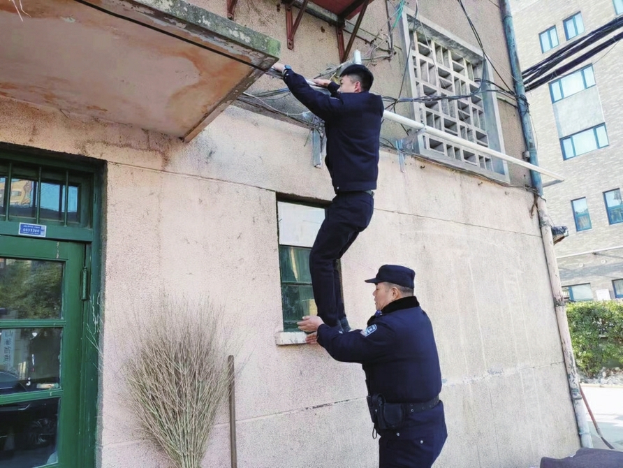 民警化身“蜘蛛侠”翻窗入室救助老人