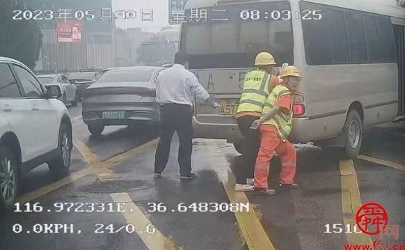 中巴路口抛锚，济南公交车驾驶员与路人冒雨推车