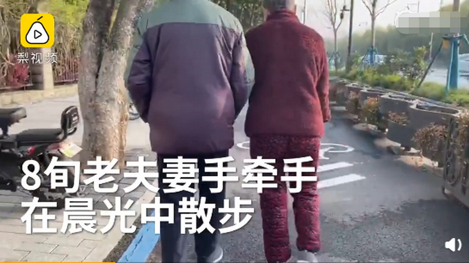 白首不相离！79岁教授携手患病妻子旅行30多年，如今已逐渐恢复