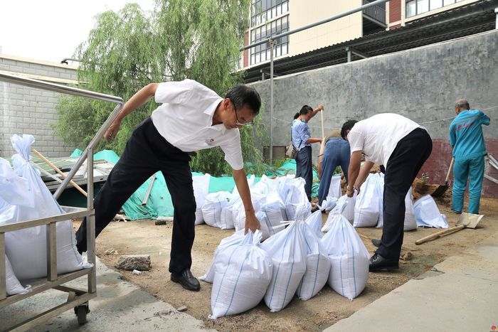 筑牢防汛“铁壁”全力迎击“烟花”济南市殡仪馆积极做好防风防汛工作