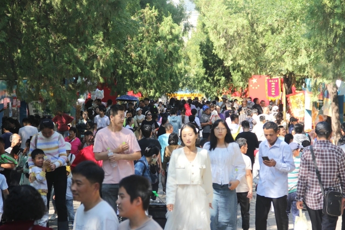 人气十足！10月1日千佛山、动物园等公园景区迎来假期首个客流高峰