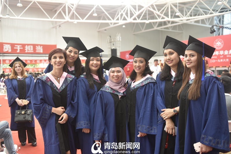 实拍山大青岛校区毕业典礼 家长组团观礼
