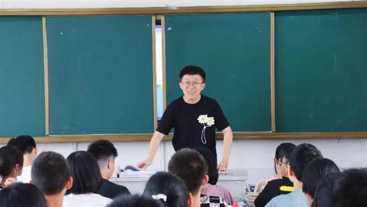 浙江一教师获奖210万元商品房和现金 校方：3年前还得过一辆28万元的车