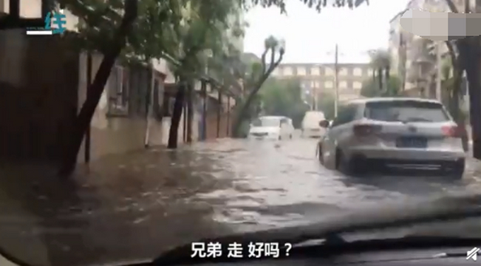 “就当你是船稳住别熄火”，小哥用标准“天津话”给车加油 感受下这画风……