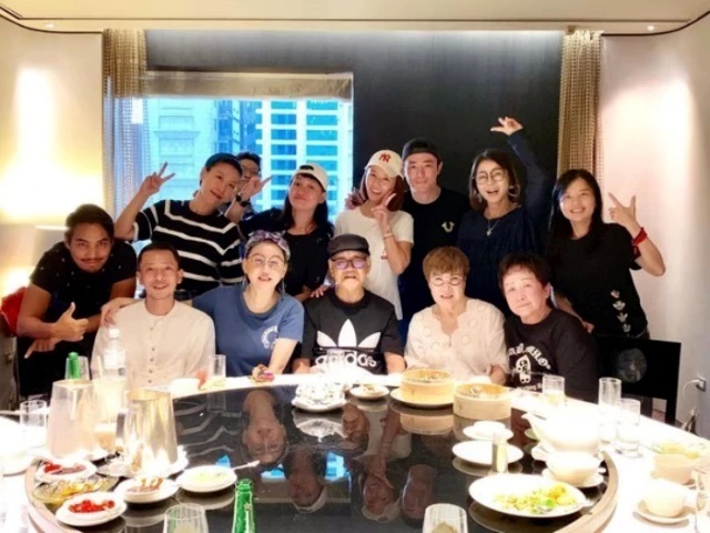 林心如与舒淇等好友聚会，霍建华陪老婆身边露搞怪笑容