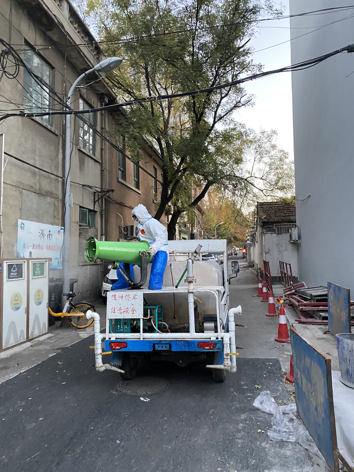 每天身背三十余斤消毒弥雾机工作 防护服里的“冰火两重天” 