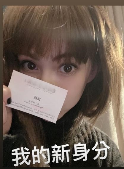 一张名片就遮半个脸！昆凌晒美照惹羡妒，大眼睛似芭比娃娃