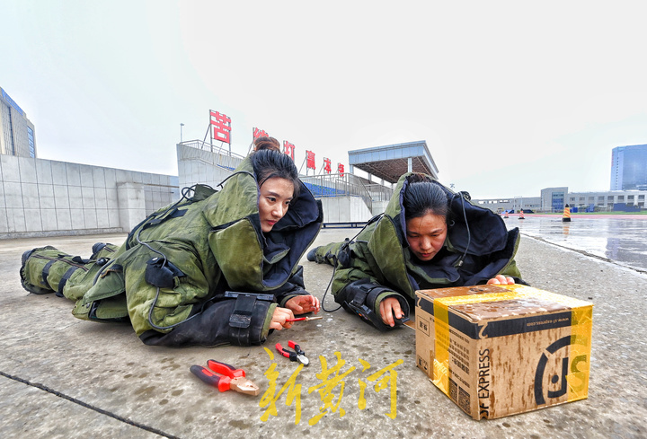 济南80后女排爆手 每天穿70斤排爆服训练4课时