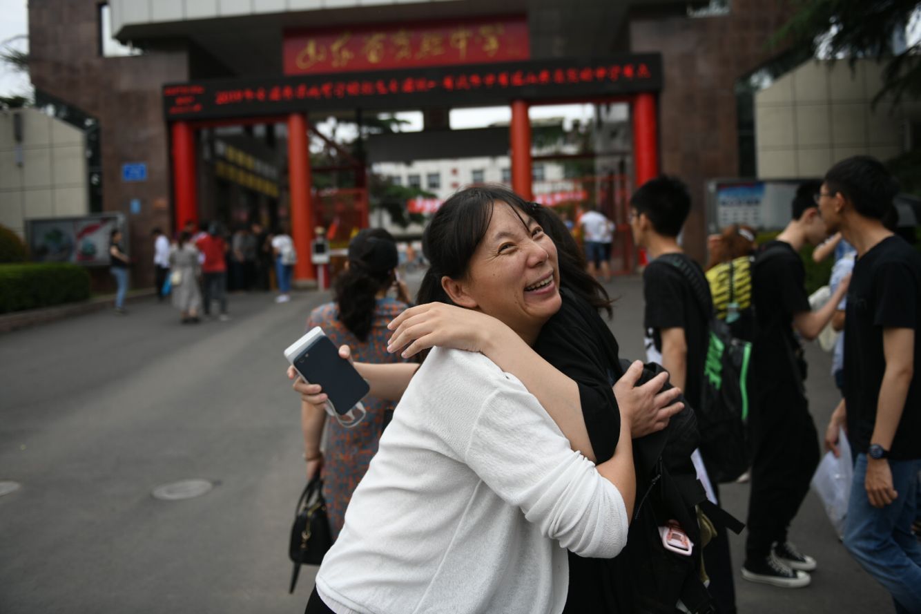 高考表情：微笑+拥抱