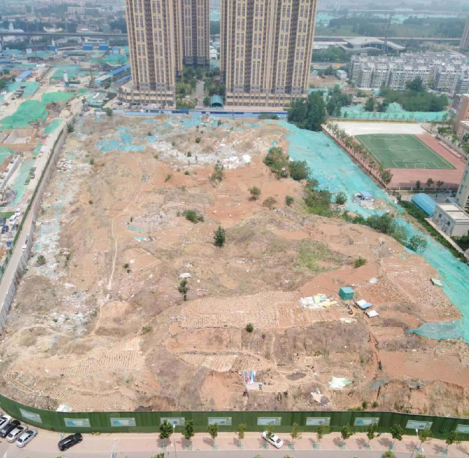 【啄木鸟在行动】中林路与奥体西路交叉口东北角一处建筑工地防尘网覆盖不全