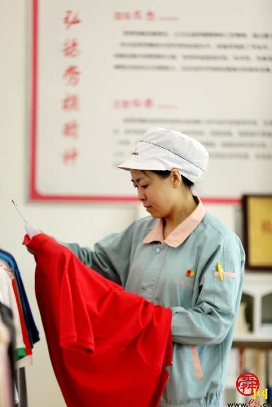 缝纫女工：一针一线　用“匠心”缝制人生