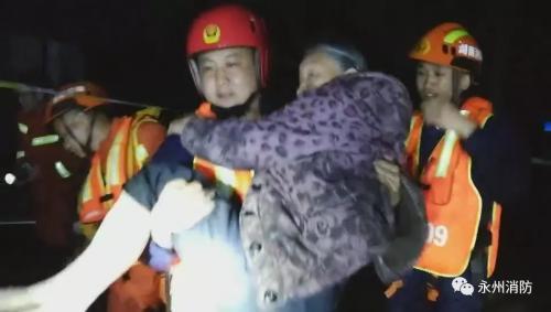 湖南永州暴雨致城区内涝 消防紧急疏散群众200余人