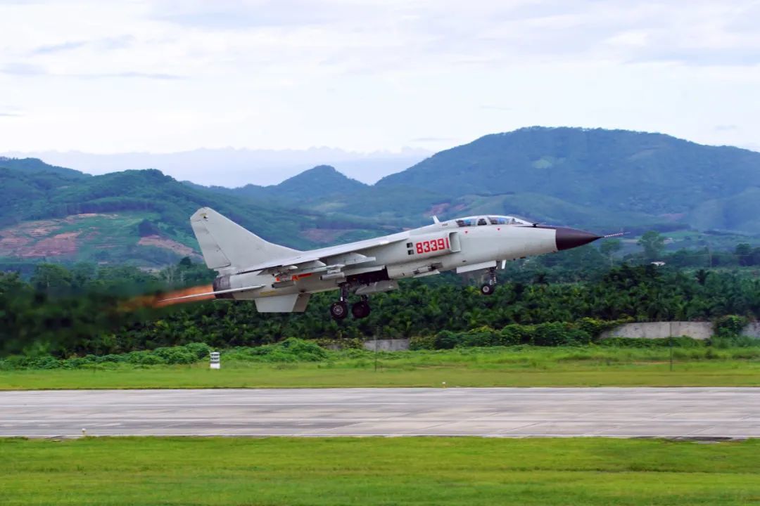 横空出击！南部战区海军航空兵组织昼夜间空空导弹实射
