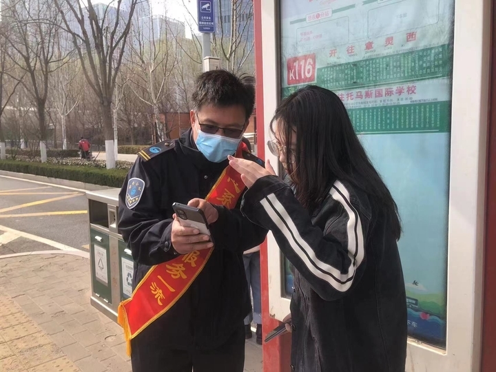 济南：公交车上让座后，乘客得到“雷锋”书签